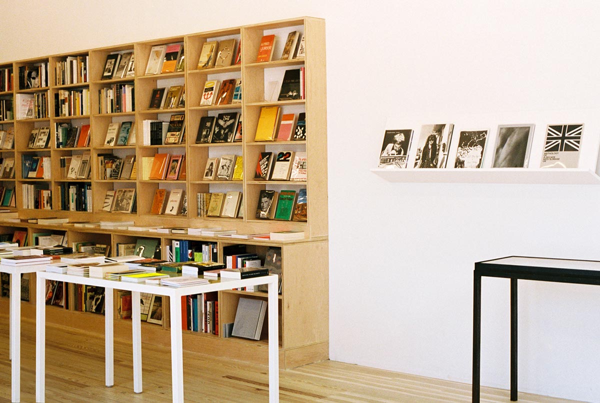 A room filled with lots of books and tables.